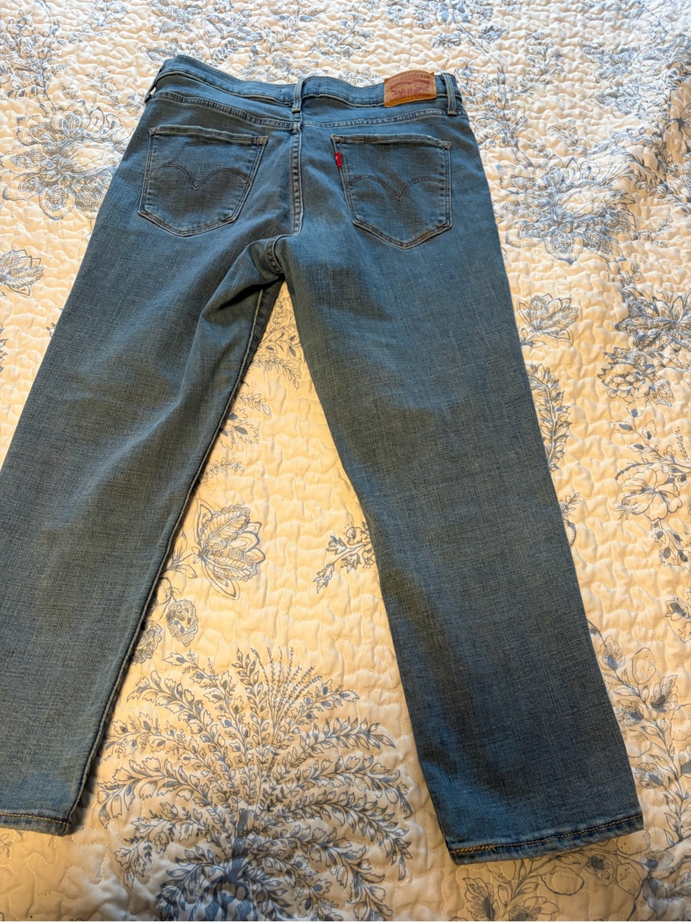 Levi's Women Medium Blue Straight-Leg Jeans stretch capri